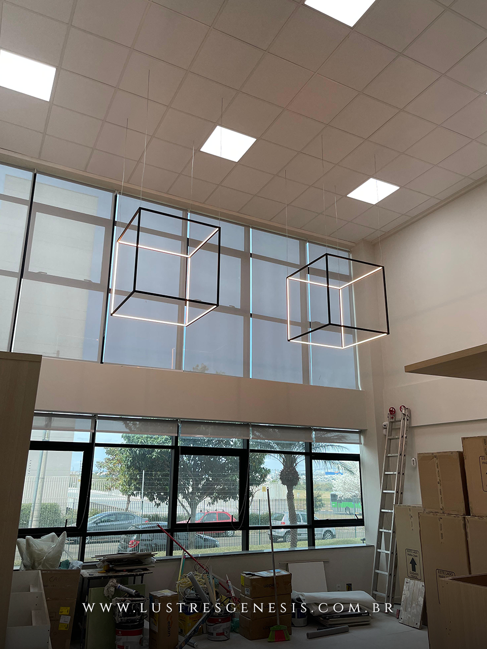 Lustre pendente moderno Risk Cubo da Bella Itália instalado em ambiente amplo com grandes janelas e teto alto, ideal para salas, escritórios ou apartamentos.